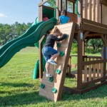 Complex Loc de Joaca SkyFort 3 din lemn de cedru - Centru de exterior multifunctional cu tobogan elicoidal si 3 nivele de joaca Sky Fort III Backyard Discovery  